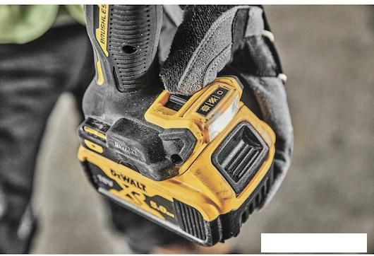 Дрель-шуруповерт DeWalt DCD800P2T (с 2-мя АКБ, кейс)