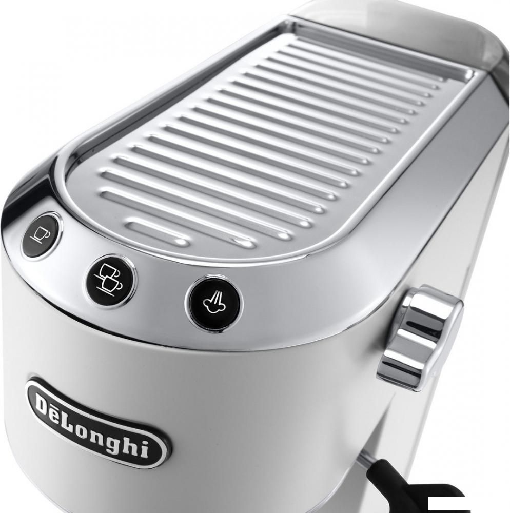 Рожковая помповая кофеварка DeLonghi Dedica EC 685.W