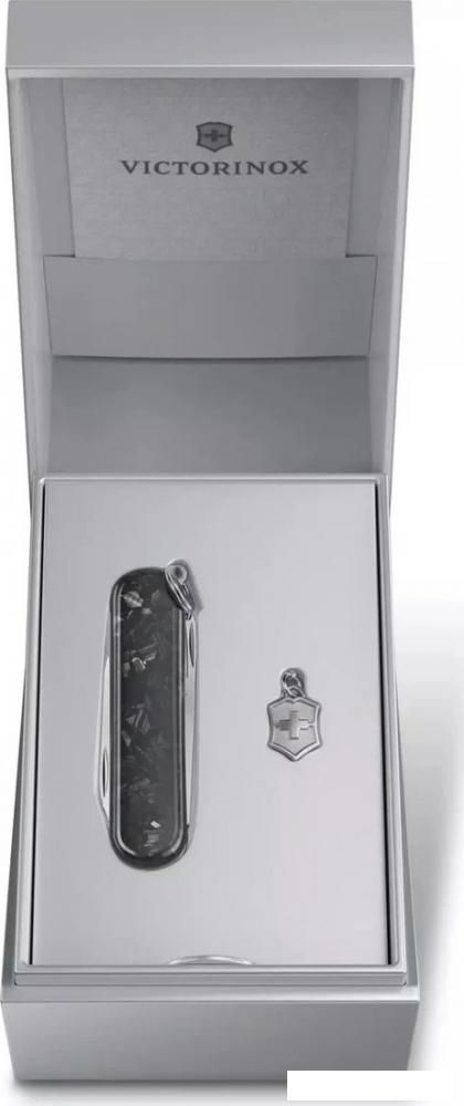 Мультитул Victorinox Classic Brilliant Carbon 0.6221.90 (черный/серебристый)