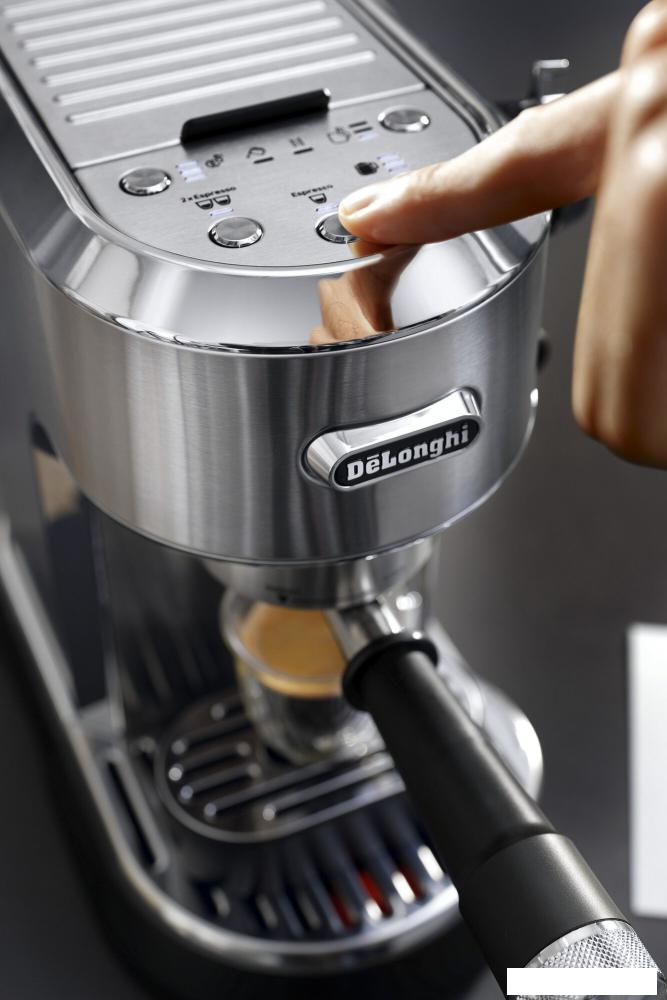 Рожковая кофеварка DeLonghi Dedica Maestro Plus EC950.M