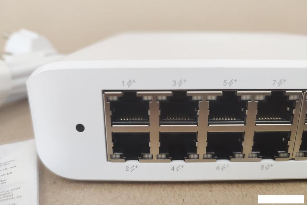Управляемый коммутатор 2-го уровня Ubiquiti UniFi Switch Lite 16 POE