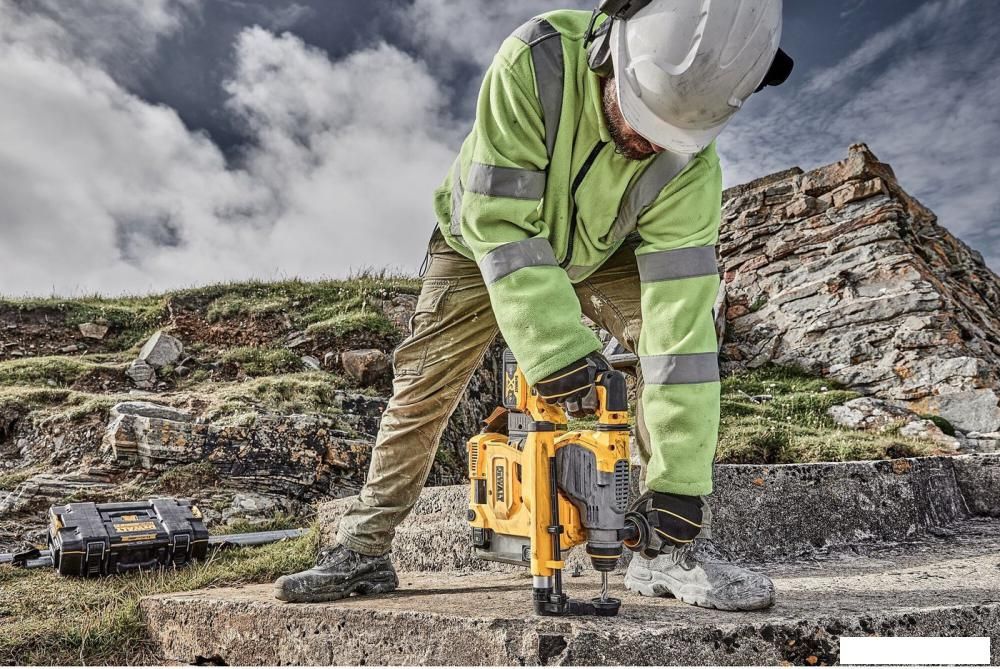 Перфоратор DeWalt DCH283P2-QW (с 2-мя АКБ, кейс)