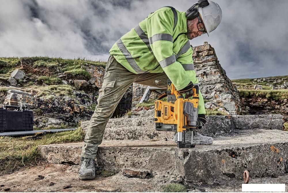 Перфоратор DeWalt DCH283P2-QW (с 2-мя АКБ, кейс)
