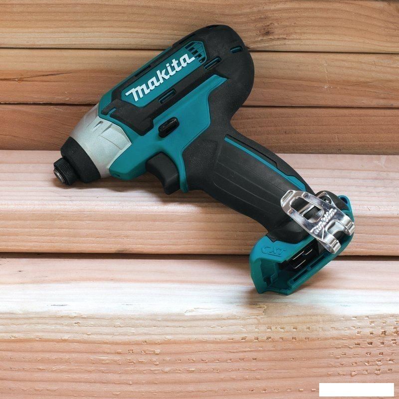 Винтоверт Makita TD110DWAE (с 2-мя АКБ, кейс)