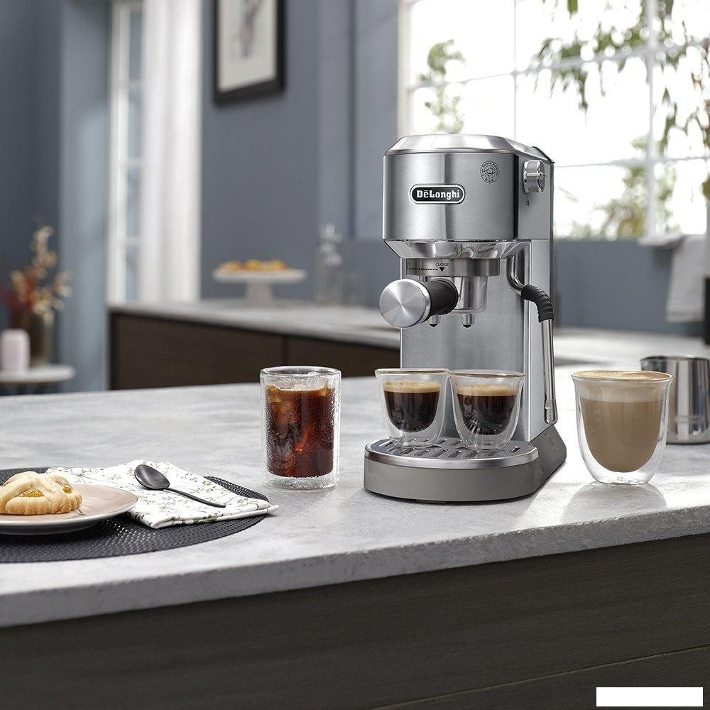 Рожковая кофеварка DeLonghi Dedica EC890.M