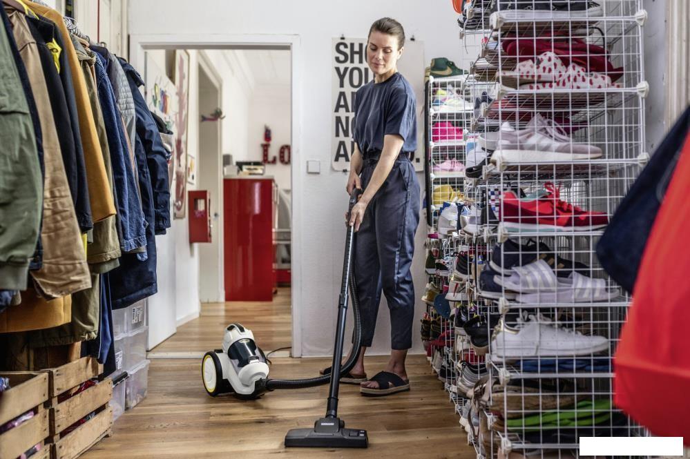 Пылесос Karcher VC 3 Floor 1.198-059.0