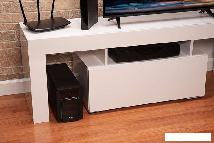 Источник бесперебойного питания APC Easy UPS BVX 2200VA BVX2200LI