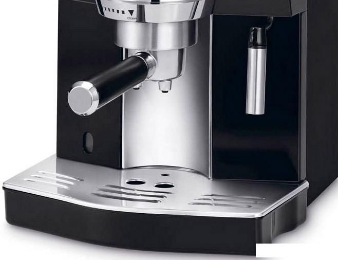 Рожковая кофеварка DeLonghi EC 820.B